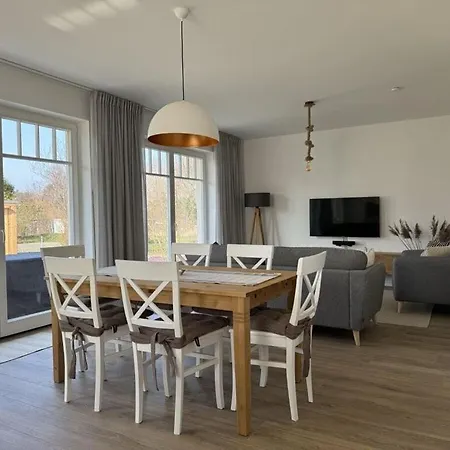 Hornhecht Comfortable Ferienhaus Born